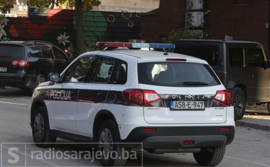 Velika akcija policije u Sarajevu: Traže se droga i oružje